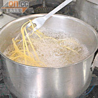 1) 扁意粉放入沸水內煮約3至4分鐘至8成熟。 另一邊以牛油及蒜頭起鑊，放進紅蝦煎香兩面。