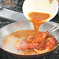 2) 待蝦味散發時，加入龍蝦湯、白酒、車厘茄、番荽、辣椒碎及茄膏煮成汁。