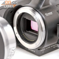 沿用NEX系列的E-Mount鏡頭及APS-C規格CMOS，可加入轉接環換上各款單反鏡頭。