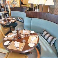 以竹林作設計主題，柔軟沙發的流線型設計為餐廳環境營造時尚氣息。