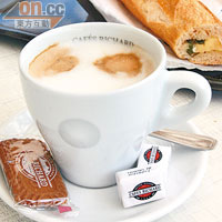 一杯Cappuccino加一件法式芝士三文治，是不錯的醫肚之選。Cappuccino 3.5歐元（約HK$36），三文治4.5歐元（約HK$46）。