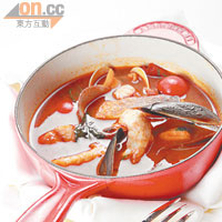 托斯卡尼海鮮湯 $128<br>來自意大利Tuschany的海鮮湯食譜，鍋中有來自意大利的鱸魚、青口、蜆、帶子及魷魚等，配合用鮮魚打作的濃湯，鮮甜非常。