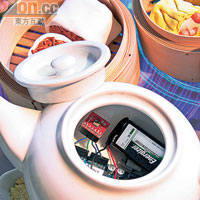 茶壺內有電子裝置，每當斟茶時，亦會有水流出來的聲音。