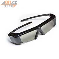 Active Shutter 3D眼鏡不用另外買，隨機會附送一對，只有34g重，戴上後感覺與戲院的偏光3D眼鏡無異，長時間煲碟都唔怕攰。