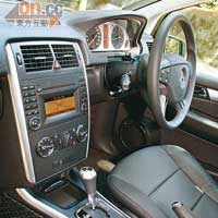 平治汽車都以豪華見稱，B200T的內櫳便用上全真皮裝飾。