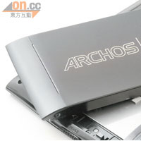 ARCHOS 9猶如一部Win 7平板電腦，電池可拆出來更換之餘，還備有USB作擴充之用。