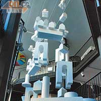 樓高3層的Jannelli & Volpi總部，樓梯位置懸浮的積木裝飾，展示了品牌的搞鬼風格。