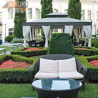酒店設有米蘭最大花園，住客可邊睇景邊飲酒用餐。