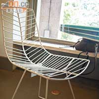 Cafe的特色是張張均為設計名椅，例如這張由Lievore Altherr Molina設計的Leaf。