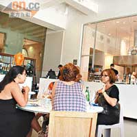 Triennale Design Cafe於08年經翻新，採用流行的半開放式廚房，格調摩登。