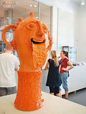 Cafe本身有作定期展覽，到訪時適逢造型天馬行空的陶瓷展。