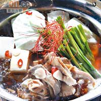 豬雜鍋 $38<BR>日本人最愛吃內臟，這款豬雜鍋就是九州的傳統菜式，內裏只有豬肚及豬腸，徹底清洗後，加入椰菜、辣椒、蒜片及韮菜同煮，當中靈魂所在就是加入柚子胡椒香料，令湯微甜帶辣，很惹味。