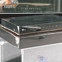 藍光影碟機接駁在Media Box之上，經無線網絡接上電視。