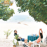 部分餐桌設置在沙灘上，讓客人賞景嘗美食。