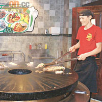 餐廚師會將客人送來的食物，放在鐵板上烹煮。