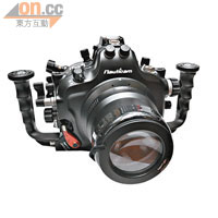 Nauticam潛水相機殼（for Nikon D300s），獨有專利射燈臂環插孔，US$2,900（約HK$22,540）。