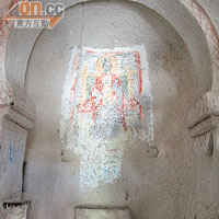 石洞中有教堂，還可見到壁畫的痕迹。