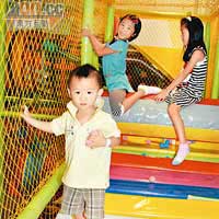 適合幼兒玩的障礙迷宮，設有彩虹梯子、圓筒形隧道及各種障礙物，有助訓練手腳協調。