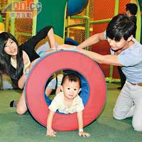 彩虹接環是Playgroup常用的設施，用以訓練孩子的旋轉力。