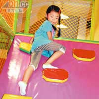 場內的遊樂設施相當專業，像健體迷宮的樓梯，質地柔軟，但爬起來卻很用力，有助提升兒童的運動量。