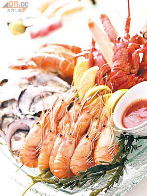 任食海鮮包括有新鮮生蠔、大蝦等等，在餐前先開開胃，再大戰牛肋骨。