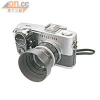 Olympus Pen F是世界上第一部可以換鏡頭的半格單眼相機，一共有18支不同鏡頭，機身連標準鏡，$3,500。