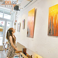 店內預留了不少空間展示畫家的藝術作品。