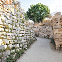 擁有兩道如此高及厚身的城牆，希臘又怎可輕易攻破？