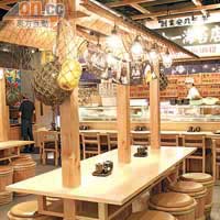 餐廳主要以木為主設計，裝修格局及所有擺設都滲出濃濃的日本魚市場風。