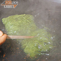 菠菜麵以沸水煮5至6分鐘，直至本來摺合的麵條鬆開即可，以防煮得過軟。