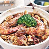 麻辣海鮮煲仔飯 $58<BR>炭燒煲仔飯上襯以蝦、斑球、鮮魷等海鮮加四川麻辣醬，縱使較「水煮」的麻辣溫和，但汁料被米飯全數吸收，辣味都不能小覷。