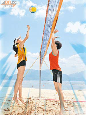 天然沙灘大多有斜度兼不平坦，所以沙排比室內排球的難度更高。