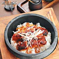 鰻魚丼 $88<BR>採用日本入口鰻魚，特別以石鍋上，讓自家煮製的鰻魚汁可以燒得更香，汁料流至鍋底更隨時燒出飯焦，讓整個丼飯更美味。
