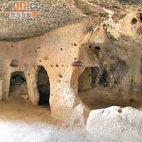洞穴內有一個個大洞，是廚房用來儲物的地方。