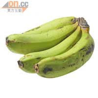 由本地農民出產的青皮蕉，看似未熟，其實可以即食，$6/300g。