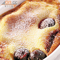 Dark Cherry Clafoutis $42<br>這甜品只在法國偏郊地方才找到，相當地道，用上黑車厘子加入麵粉、沙糖、雞蛋及忌廉焗成，有點像梳乎厘，入口蛋味甚濃，等20分鐘也值得。