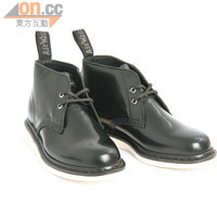 Manton黑×白色鞋底男裝短筒靴，以優質的Oliva Leather皮革來打造光亮的Two-Tone擦色效果，再配上白色鞋底。 $969