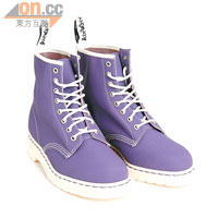 1460紫×白色鞋底八孔高筒靴 （Unisex），運用看似帆布的真皮（Tectuff Leather）物料打造。 $999