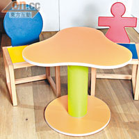 Tati的小童桌椅，造型得意，可為書房增添趣味。$4,704/套（a）
