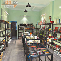 小小店舖有數之不盡的越南木漆器和竹漆器款式。