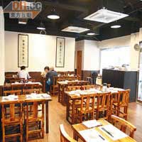 點點心點心專門店用上深色木製餐桌，帶有濃厚的中國風味。