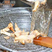 雞樅菌處理乾淨後，切成長條狀，然後走油備用。