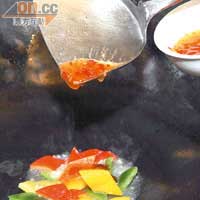 炒香了的三色椒加入泰式酸甜醬炒勻。