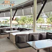村內餐廳設於2樓，可以俯瞰沙灘及村內風景。
