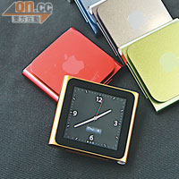 7色設計嘅iPod nano內置時鐘程式，並提供黑底或白底兩種模式顯示。