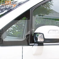 側鏡設有指揮燈，行車切線更安全。