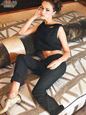 Nicholas Kirkwood金色綁帶平底鞋 $6,400 （A）、Balenciaga黑色百褶短身上衣 $6,500、黑色長褲 $3,500 （B）