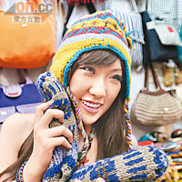 冷帽和手套用色鮮艷，跟西藏風格相似。