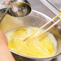 木魚水加入雞蛋打勻備用。