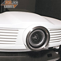 白色設計的EH-R1000規格與EH-R4000接近，同樣提供1,200流明亮度，只是最高對比度為500,000:1。（推出日期：約12月／售價：待定）